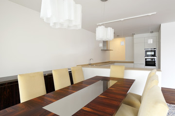 interno di sala da pranzo moderna con cucina aperta adiacente