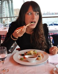 Sushi essen im Restaurant