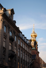 Fototapeta na wymiar Goldene Kuppeln hinter Hausfassade