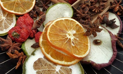 Trockenfrüchte und weihnachtlches Gewürz