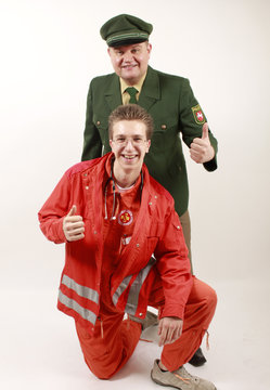 Ein Polizist und ein Sani