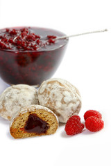 Spice-cakes with a fruit jam