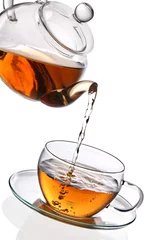 Crédence de cuisine en verre imprimé Theé Thé versé dans une tasse de thé