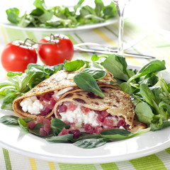 Eierkuchen mit Frischkäse und Schinken