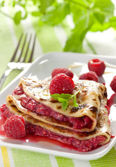 frischer Crepe mit Himbeeren