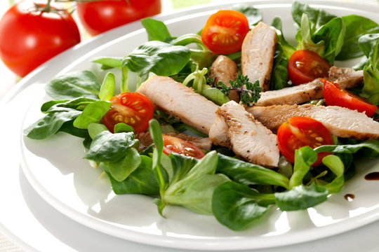 frischer Salat mit H&auml;hnchenbrust