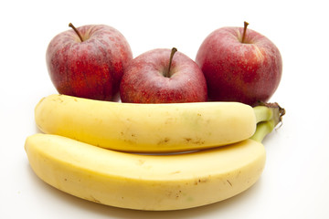 Rote Äpfel und Bananen