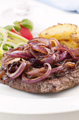 Beefsteak mit  Zwiebelringen