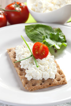 Kn&auml;ckebrot mit Frischk&auml;se