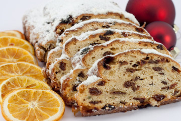 Stollenscheiben mit getrockneten Orangenscheiben und Kugeln