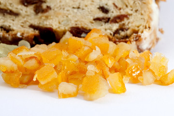 Nahaufnahme einer Stollenscheibe und Orangeat