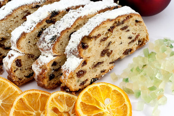 Nahaufnahme von Stollenscheiben, Orangenscheiben und Zitronat