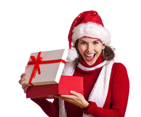 lachende Frau mit Geschenk in der Hand