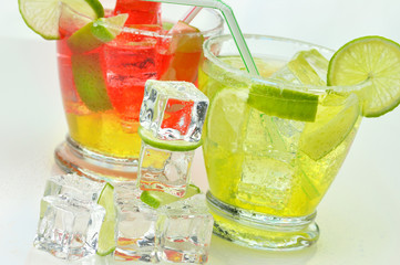 cocktails with lime and ice