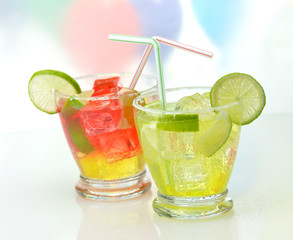 cocktails with lime and ice