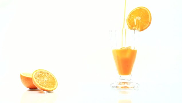 Orangensaft und Orangen