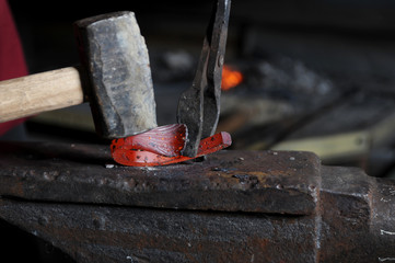 Making a decorative pattern on the anvil