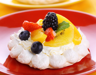 Meringue Pavlova with air cream and fresh berry