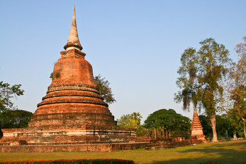 Fototapeta na wymiar Ruiny starożytnej świątyni w Sukhotai, Tajlandia