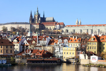 Fototapeta na wymiar Zobacz na jesieni Pradze gotyckiego zamku nad Wełtawą