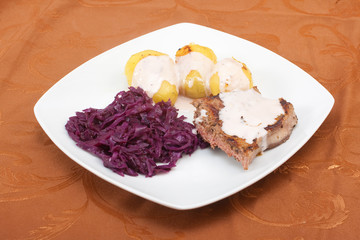 Rindersteak mit Pellkartoffeln und frischem Rotkraut