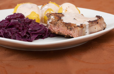 Rindersteak mit Pellkartoffeln und frischem Rotkraut