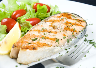 Grilled salmon fillet with fresh vegetables