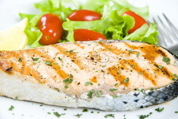 Grilled salmon fillet with fresh vegetables