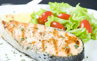 Grilled salmon fillet with fresh vegetables