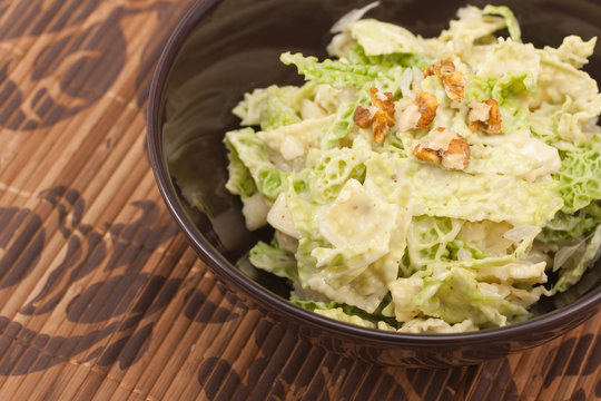 Wirsingsalat mit &Auml;pfeln, Pamelo, Waln&uuml;ssen und Senfdressing