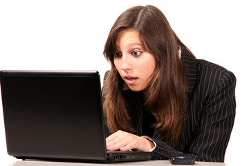 Jeune femme surprise devant son ordinateur