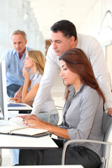 Obraz premium Groupe d'adultes en formation commerciale