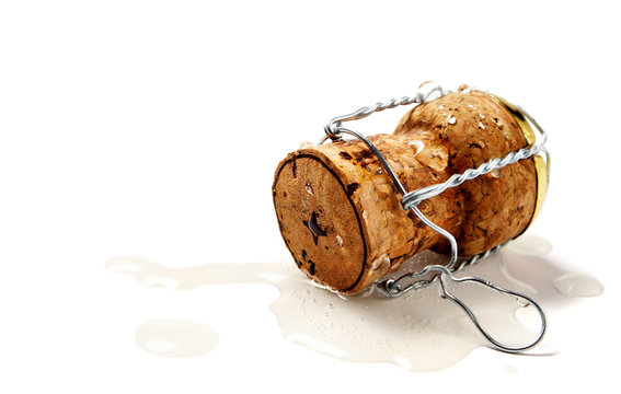 Champagnerkorken in Pf&uuml;tze auf weissem Hintergrund