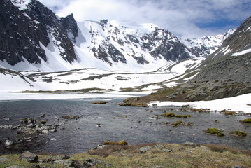 Fototapeta na wymiar Mountain lake in background with high mountain