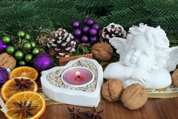 Weihnachtsdekoration mit Engel und Kerze