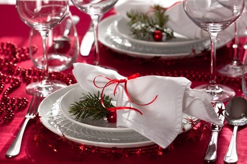 christmas table setting in white and red