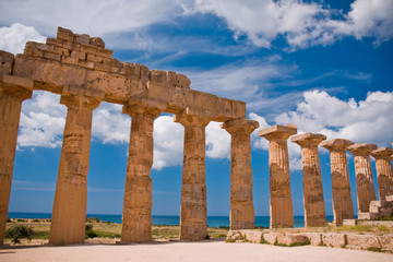 Fototapeta premium Greek temple in Selinunte