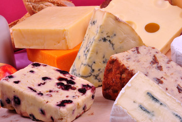 eine Käseplatte mit verschiedenen Käsesorten