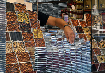 Schokoladenverkäufer in Istanbul  #101102-040