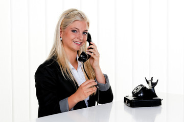Frau mit antikem Telefon
