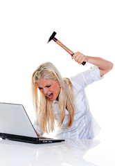 Computer Probleme mit Hammer und Laptop