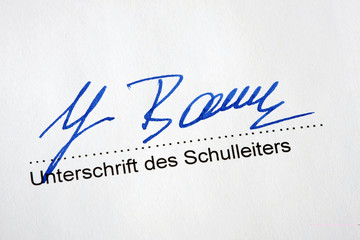 Unterschreiben eines schulischen Dokumentes