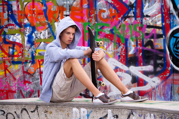 Obraz na płótnie Canvas Cool-młody człowiek przed graffiti