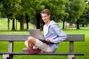 junger mann mit computer