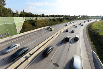 Autos fahren auf einer Autobahn