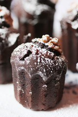 Muffins saupoudrés sortant du four