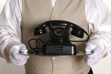 Butler bringt das Telefon