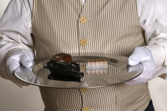 Butler bringt einen Revolver
