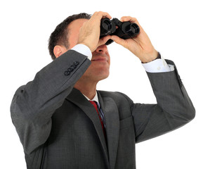Geschäftsmann schaut durch Fernglas