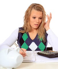 Junge Frau ist schockiert über ihre privaten Finanzen